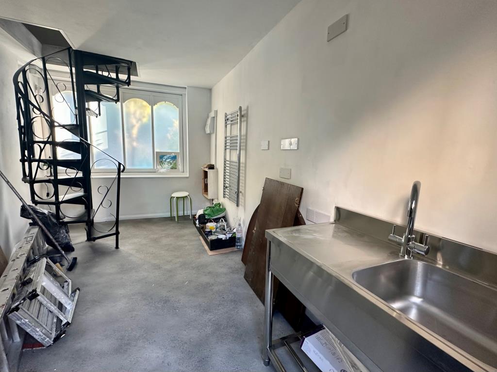 Lot: 80 - PROPERTY WITH POTENTIAL - Ground floor room